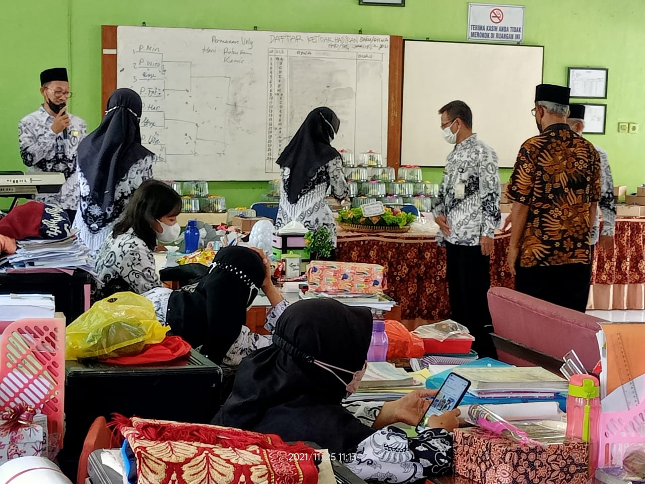 Peringati Hari Guru SMPN 1 Wanareja Gelar Doa Bersama dan Potong Tumpeng